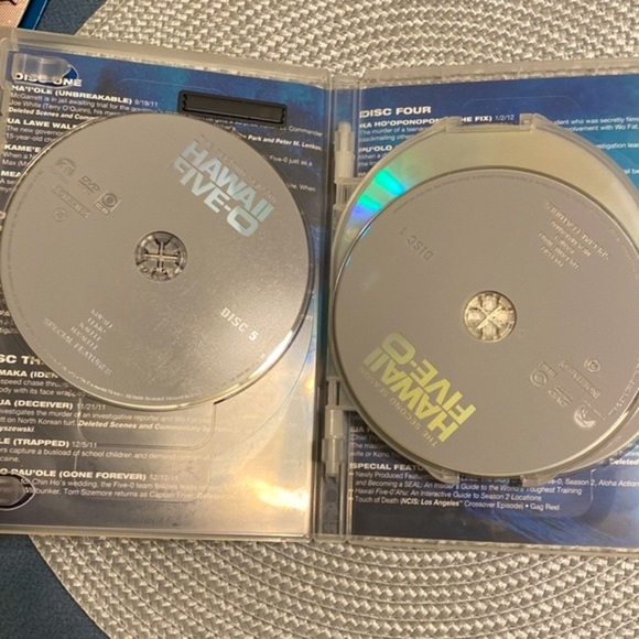 HAWAII FIVE-O DVD SETS SEASON ONE and TWO ALEX O’LOUGHLIN SCOTT CAAN EUC - Picture 6 of 6